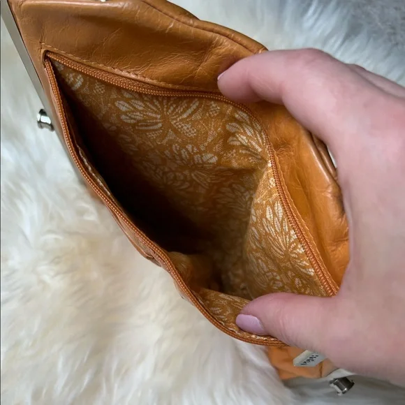 Hobo Lauren Clutch-Wallet in Truffle - Picture 4 of 8